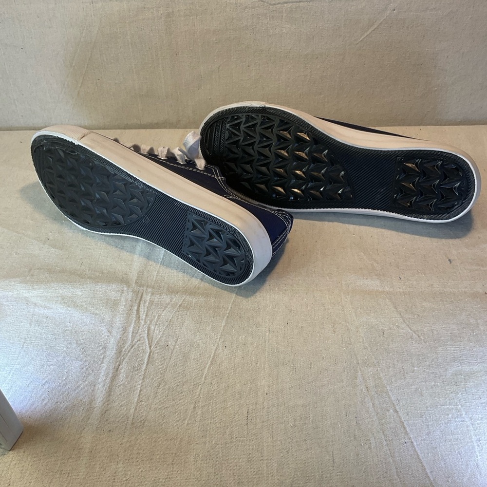 Classic Navy running shoes , men size 9. Absolutely Excellent Condition - Picture 7 of 8